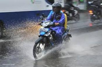 Waspada Berkendara Saat Musim Hujan, Pengendara Diminta Lebih Hati-Hati di Jalan